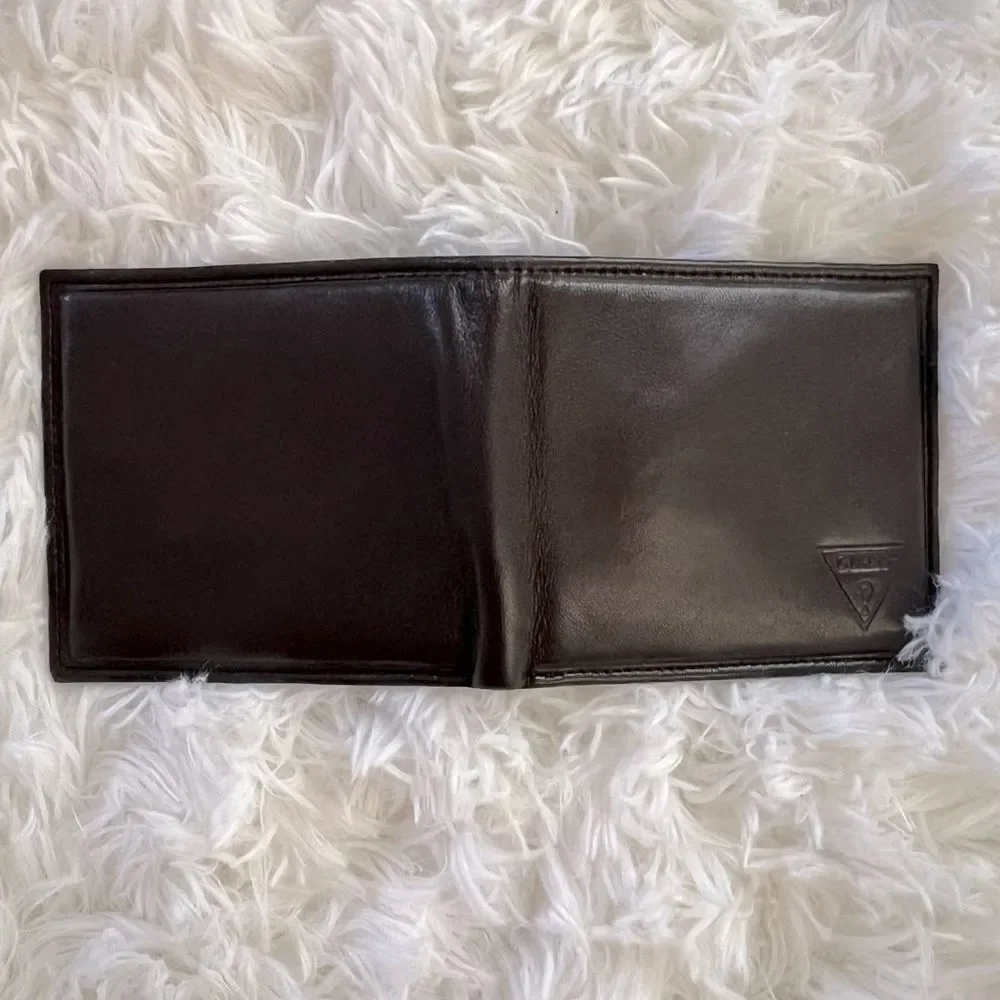 GUESS Men’s Brown Leather Bi-fold wallet EUC